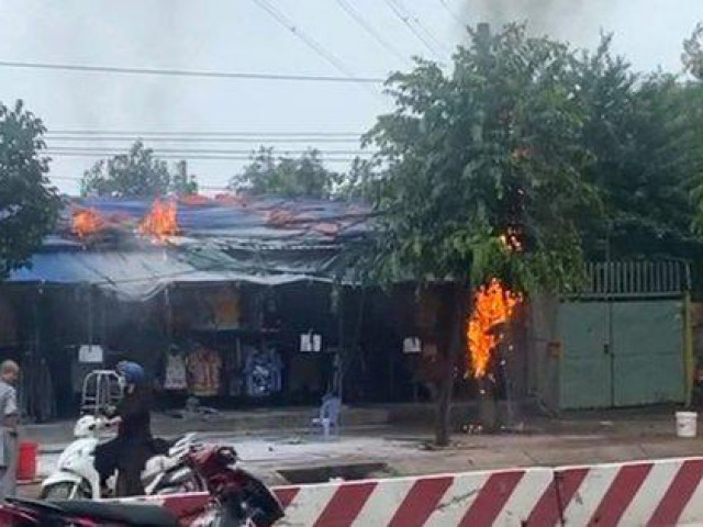 Tin tức trong ngày - Bình Dương: Nhiều người hốt hoảng vì cột điện bỗng dưng bốc cháy, lan sang cả nhà dân