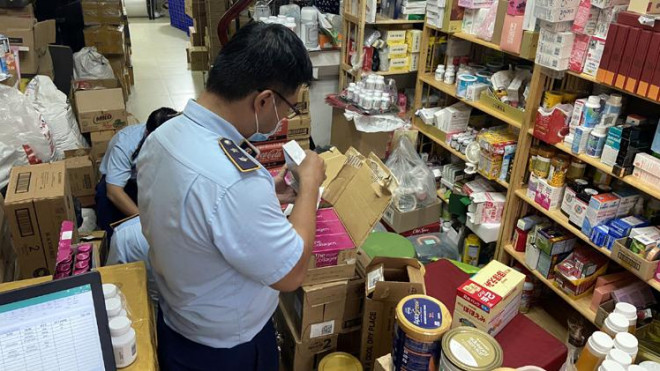 Suddenly checked and discovered many warehouses containing hundreds of thousands of smuggled items right in the middle of Ho Chi Minh City - 1