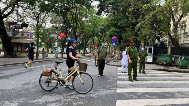Cảnh sát phạt người đi xe đạp thể dục trong không gian phố đi bộ Thủ đô