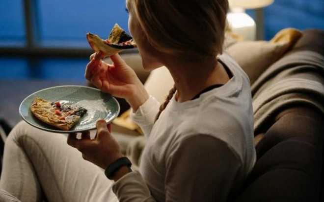 How does eating a late dinner affect health?  - first