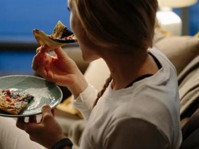 Sức khỏe đời sống - Ăn bữa tối muộn ảnh hưởng như thế nào đến sức khoẻ?