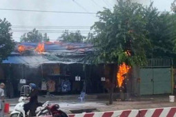 Tin tức trong ngày - Bình Dương: Nhiều người hốt hoảng vì cột điện bỗng dưng bốc cháy, lan sang cả nhà dân