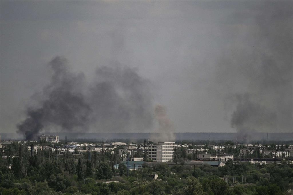 Khói đen bốc lên ở thành phố Severodonetsk (ảnh: CNN)