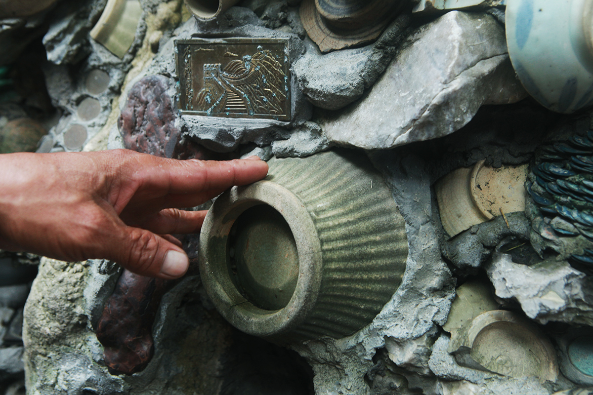 See the collection of thousands of bowls and plates mounted on the wall of a man in Vinh Phuc - 17