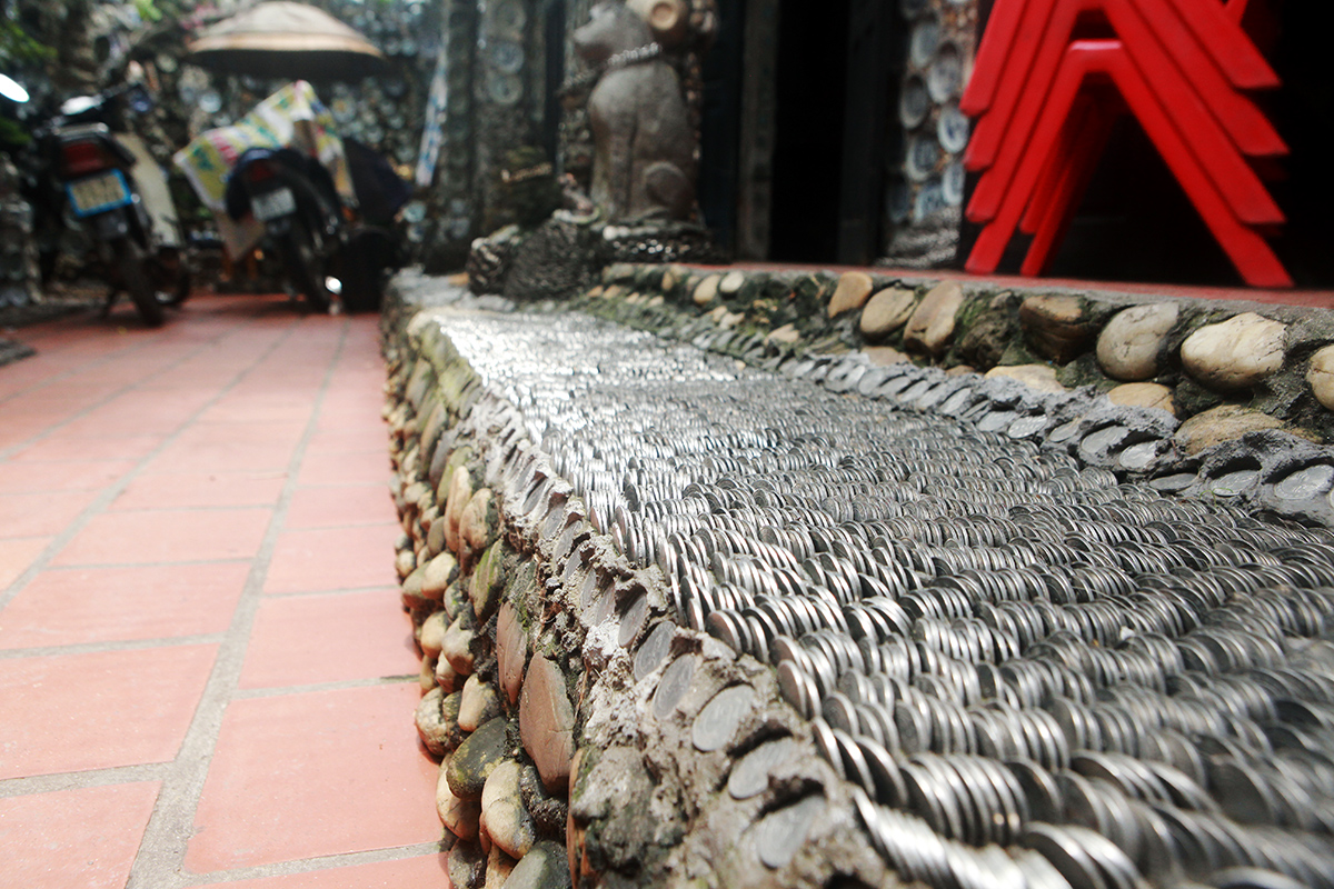 See the collection of thousands of bowls and plates mounted on the wall of a man in Vinh Phuc - 9