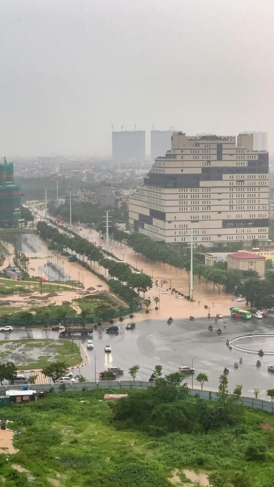 Phố biến thành “sông” sau cơn mưa lớn ở Hà Nội - 3