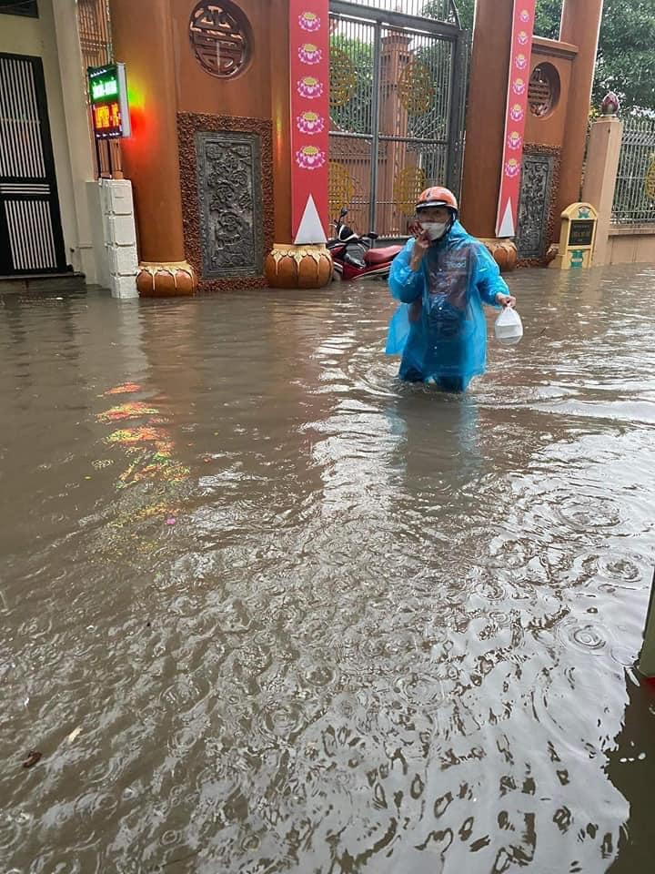 Phố biến thành “sông” sau cơn mưa lớn ở Hà Nội - 4