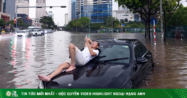 The water flooded the wheel, the owner of the Mercedes-Benz C 300 went to the bonnet to chill