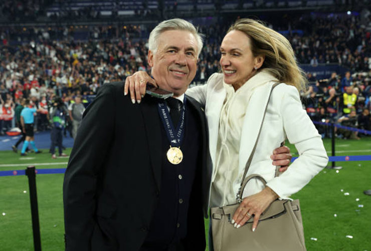 HLV Carlo Ancelotti cùng vợ