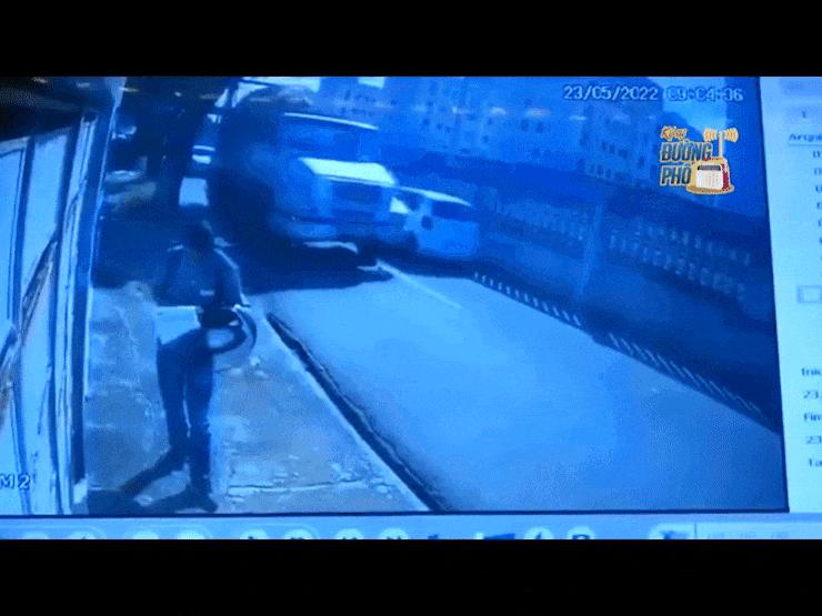 Ô tô - Clip: "Thần chết" ngủ quên dù cả xe tải văng vào người