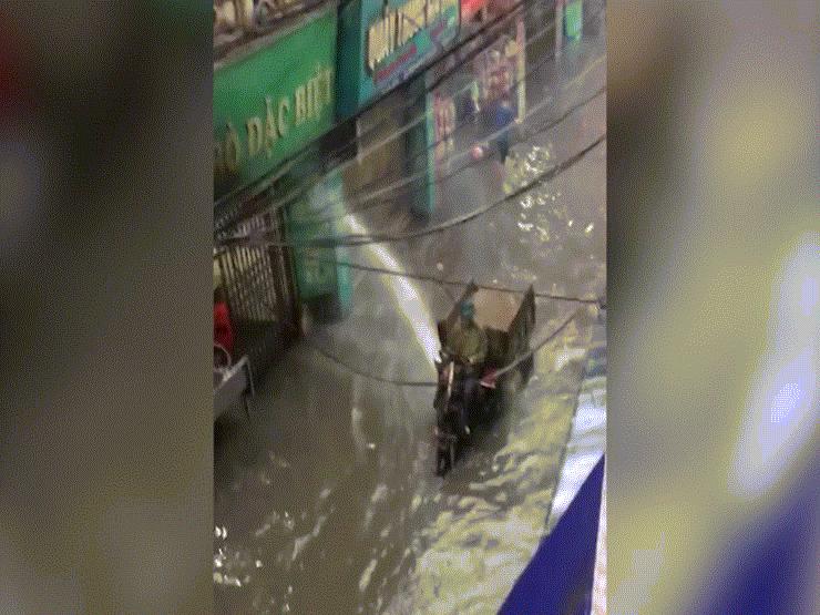 Xe máy - Xe đạp - Clip: Chiếc xe ba gác phiên bản "tưới nước" ngày mưa gió