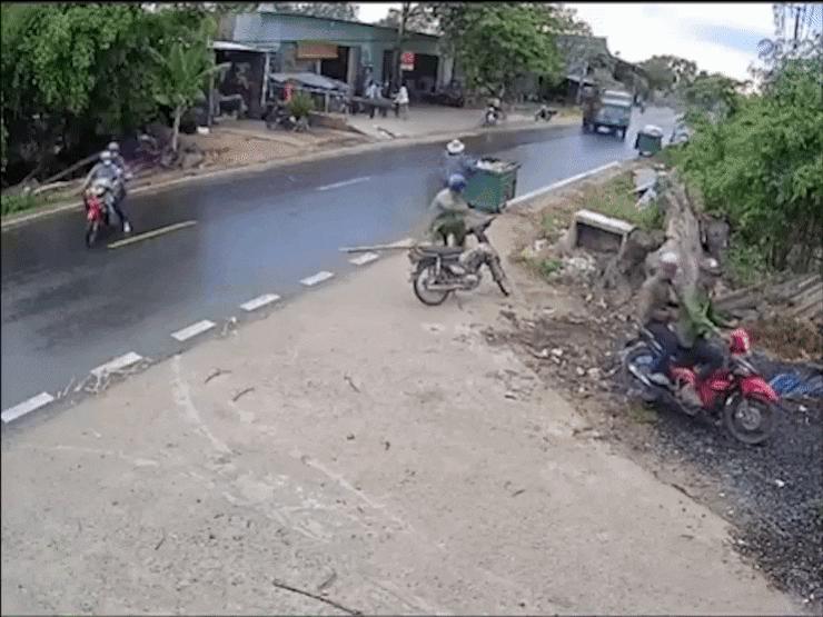 Ô tô - Clip: Xe ben quay ngang lật nghiêng khi cố tránh xe máy qua đường bất cẩn