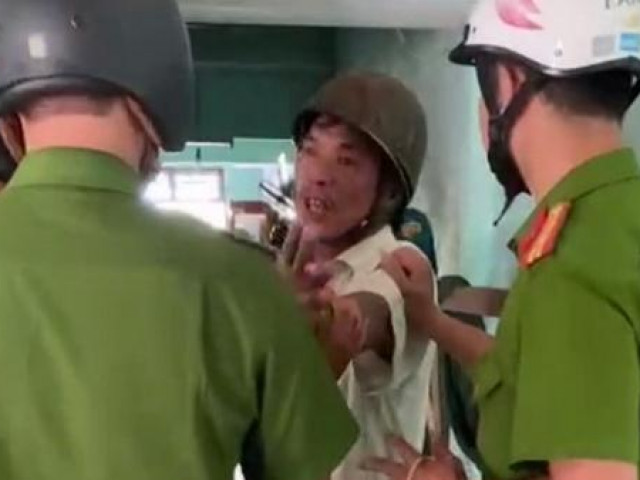 Pháp luật - Tạm giữ hình sự người chồng dùng rựa chém vợ bốn nhát giữa phố