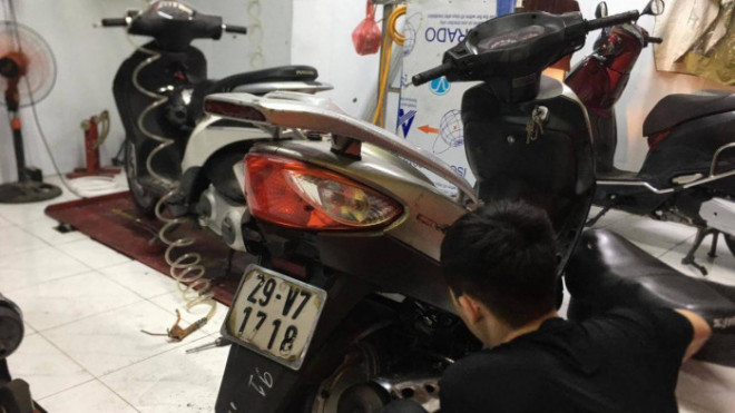 Một chiếc xe máy đang được khắc phục sau khi đi vào đường ngập, chết máy chiều 29/5