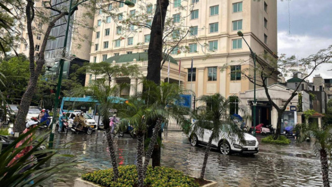 Các phương tiện lưu thông khó khăn trên phố Lý Thường Kiệt chiều 29/5