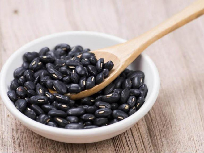 Trong 50g đậu đen cung cấp khoảng 150 - 160kcal, 12g đạm, dầu, a-xít amin thiết yếu, 1g béo, 25g chất bột đường, vitamin A, C, E, kẽm, đồng…