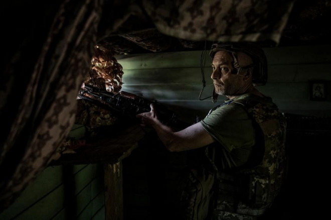 Một binh sĩ Ukraine tham gia phản công lực lượng Nga ở khu vực Donetsk, miền Đông Ukraine hôm 29-5. Ảnh: New York Times