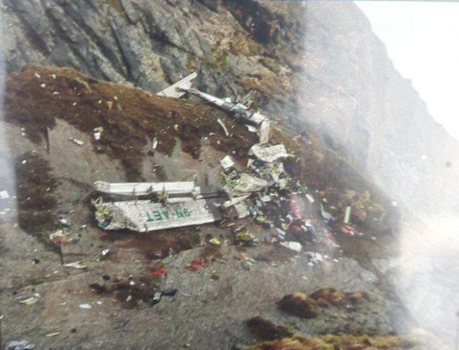 Tìm thấy xác máy bay Nepal trong tình trạng nát vụn - 1