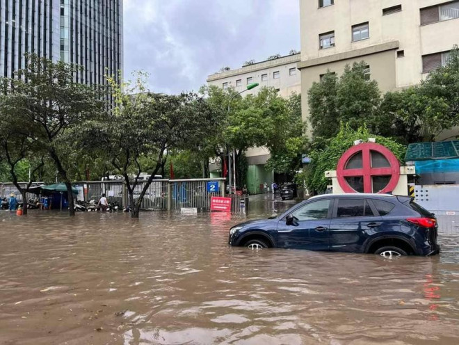 Nhiều khu vực ở Hà Nội ngập sâu trong nước sau trận mưa chiều 29-5. Ảnh: CTV