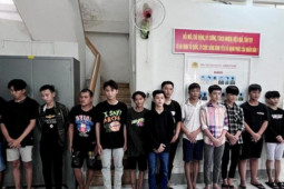 Pháp luật - Mâu thuẫn từ tiếng nẹt pô, 2 nhóm thanh, thiếu niên mang hung khí đánh nhau