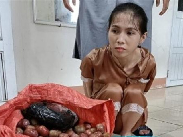 Pháp luật - Khởi tố người phụ nữ giấu 4 bánh heroin trong bao tải mận