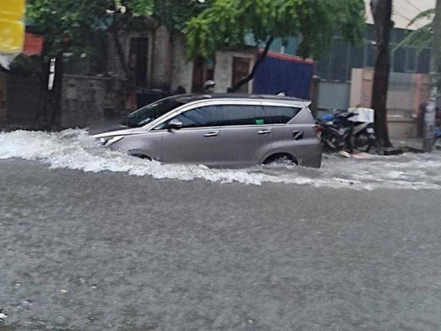 Tư vấn - Hà Nội mưa lớn: Ô tô, xe máy ngập nước phải làm gì để tránh hư hỏng?