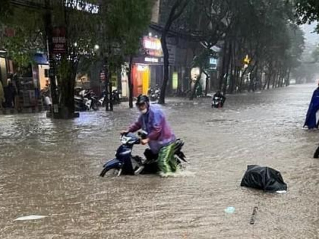 Sức khỏe đời sống - Sau khi lội nước mưa ngập về, làm ngay những việc này để tránh mắc các bệnh về da