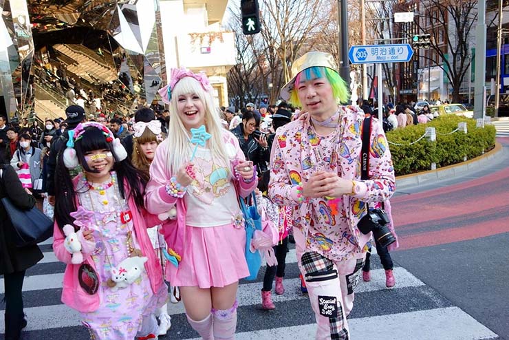 14. Harajuku

Harajuku là nơi “bẻ cong” các quy tắc khi nói tới văn hóa và thời trang. Bạn dễ dàng bắt gặp nhiều người có phong cách ăn mặc kỳ quặc. Đây là nơi giới trẻ rất yêu thích và thường tụ tập rất đông vào ban đêm.
