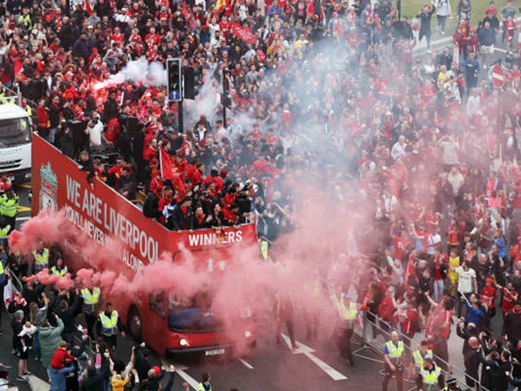 Liverpool hụt Cúp C1 vẫn diễu hành mừng cú đúp danh hiệu, ”nhuộm đỏ” thành phố