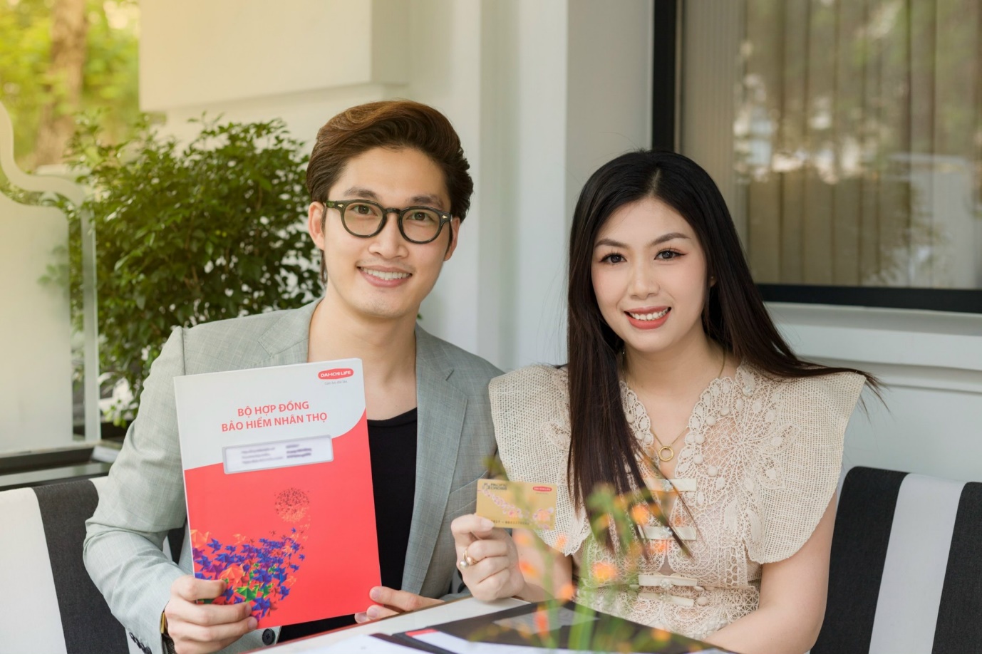 MDRT Lâm Thuận làm hợp đồng bảo hiểm nhân thọ cho diễn viên Đình Tú