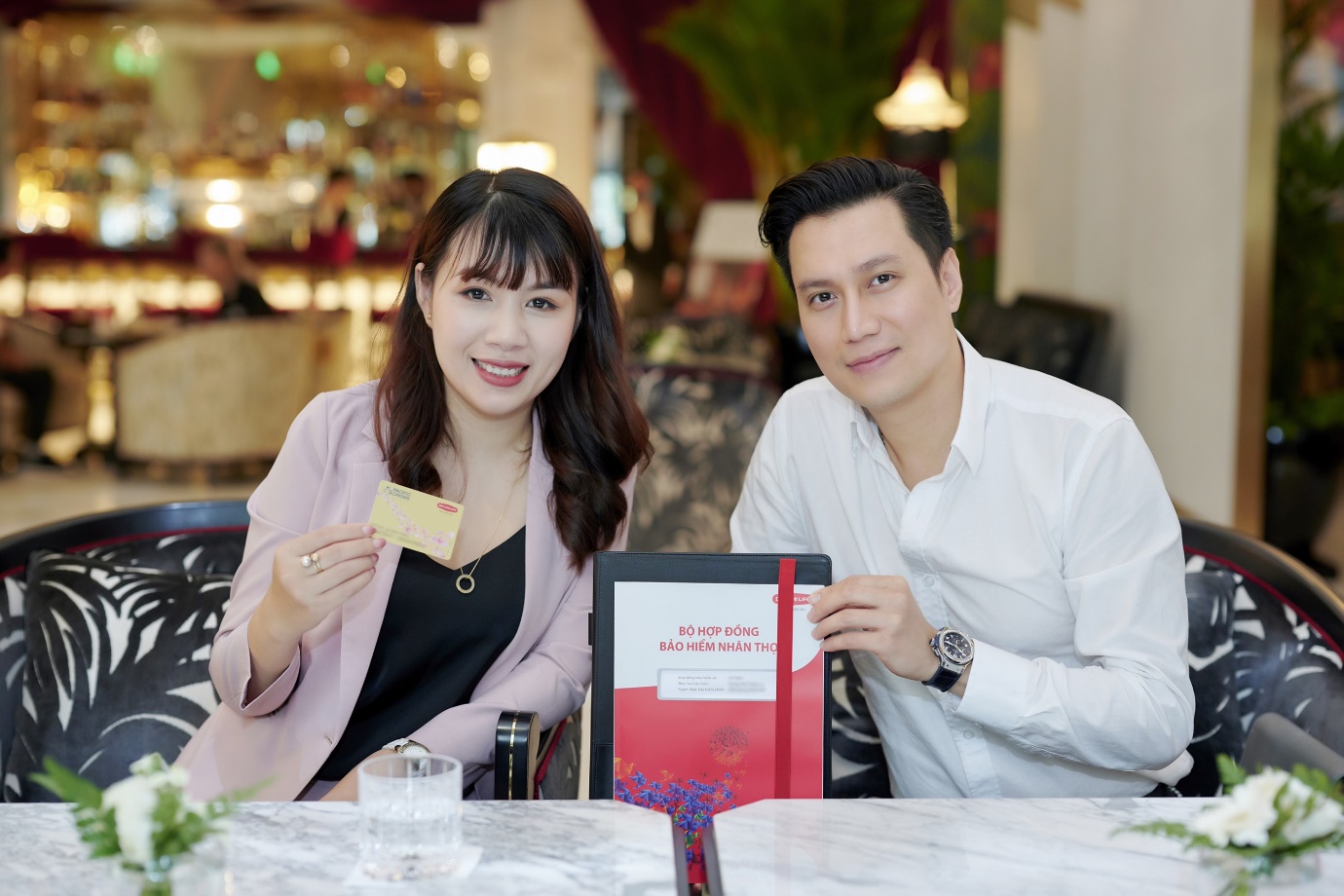 Cô cũng hỗ trợ tư vấn và ký hợp đồng với diễn viên Việt Anh