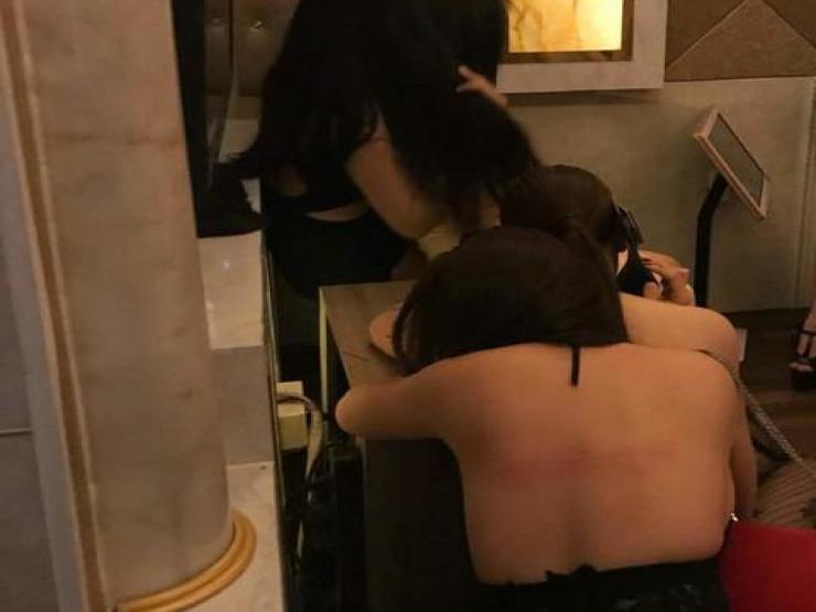 Pháp luật - Xử lý chủ nhà hàng có nữ nhân viên ăn mặc khiêu gợi phục vụ khách
