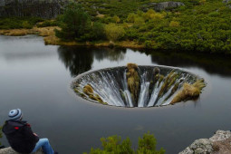 Du lịch - Hố nước sâu hun hút được ví như “đường đến địa ngục”