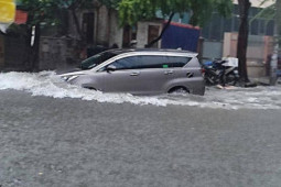 Hà Nội mưa lớn: Ô tô, xe máy ngập nước phải làm gì để tránh hư hỏng?