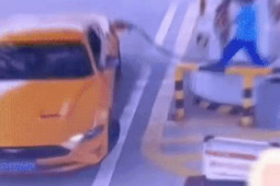 Phi thường - kỳ quặc - Ô tô vội vã phóng đi khi đang đổ xăng khiến nữ nhân viên gặp tai nạn kinh hãi