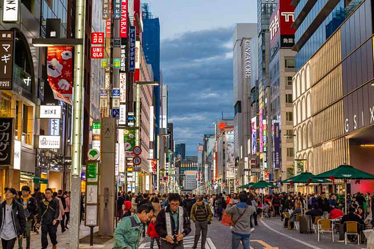 5. Ginza

Ginza là khu mua sắm sầm uất nhất Tokyo, nó mang tính biểu tượng như Quảng trường Thời đại ở New York. Trên thực tế, đây là trung tâm thương mại trong suốt nhiều thế kỷ, có rất nhiều cửa hàng xa hoa tọa lạc tại nơi này. Nếu đến đây, bạn nên tìm 1 quán cà phê và nhìn ngắm dòng người qua lại.
