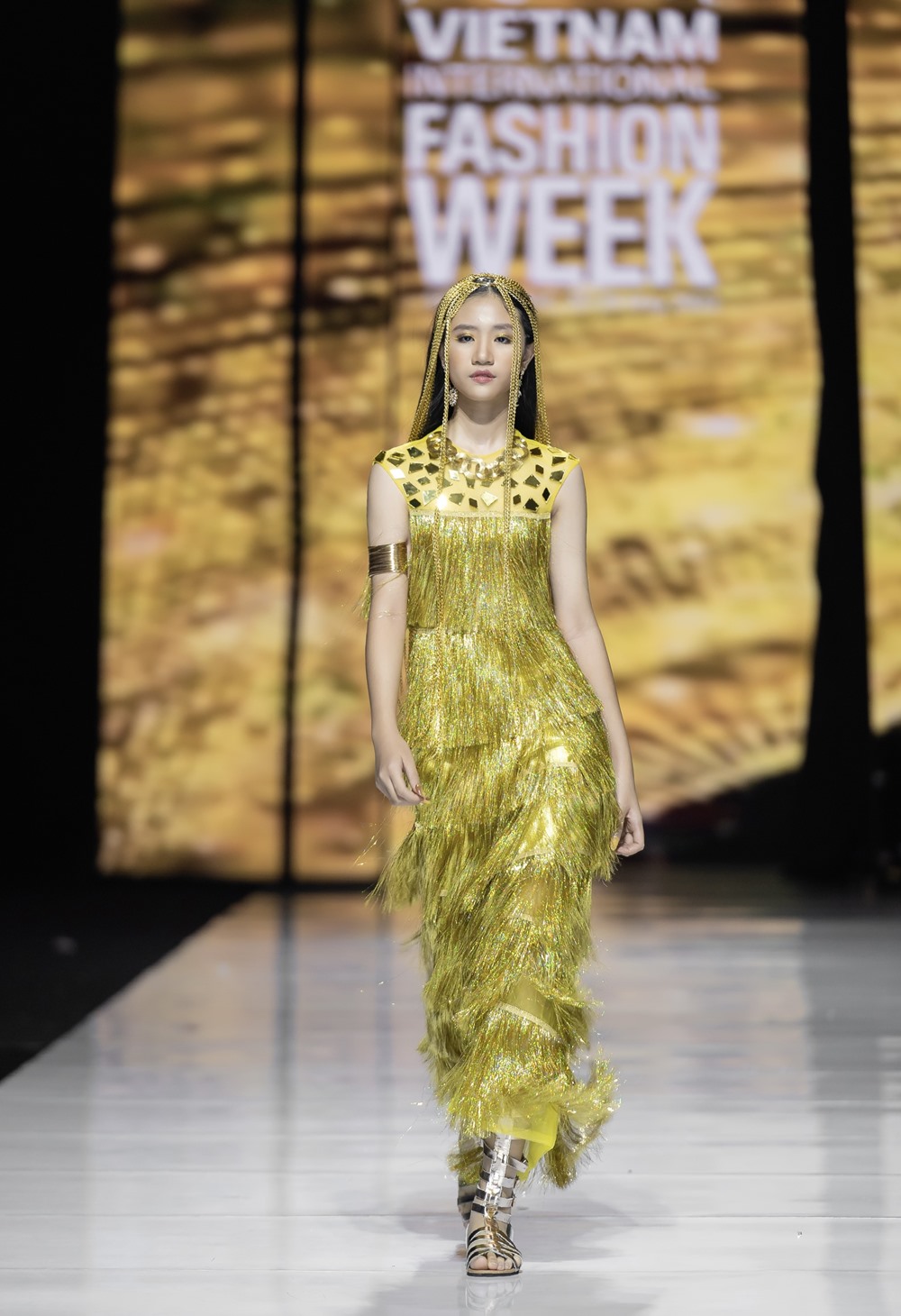 "Children of the Sun"  in the collection of designer Thao Nguyen - 13