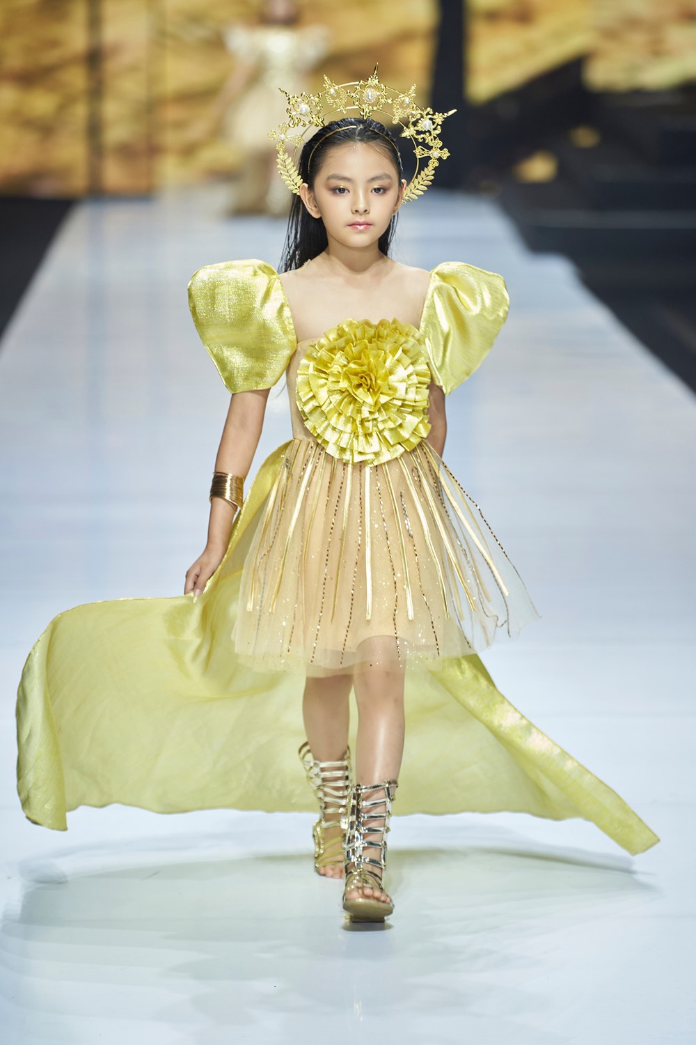 "Children of the Sun"  in the collection of designer Thao Nguyen - 7