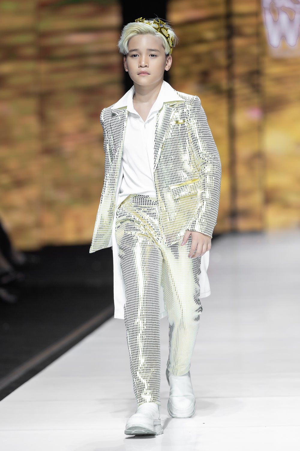 "Children of the Sun"  in the collection of designer Thao Nguyen - 4