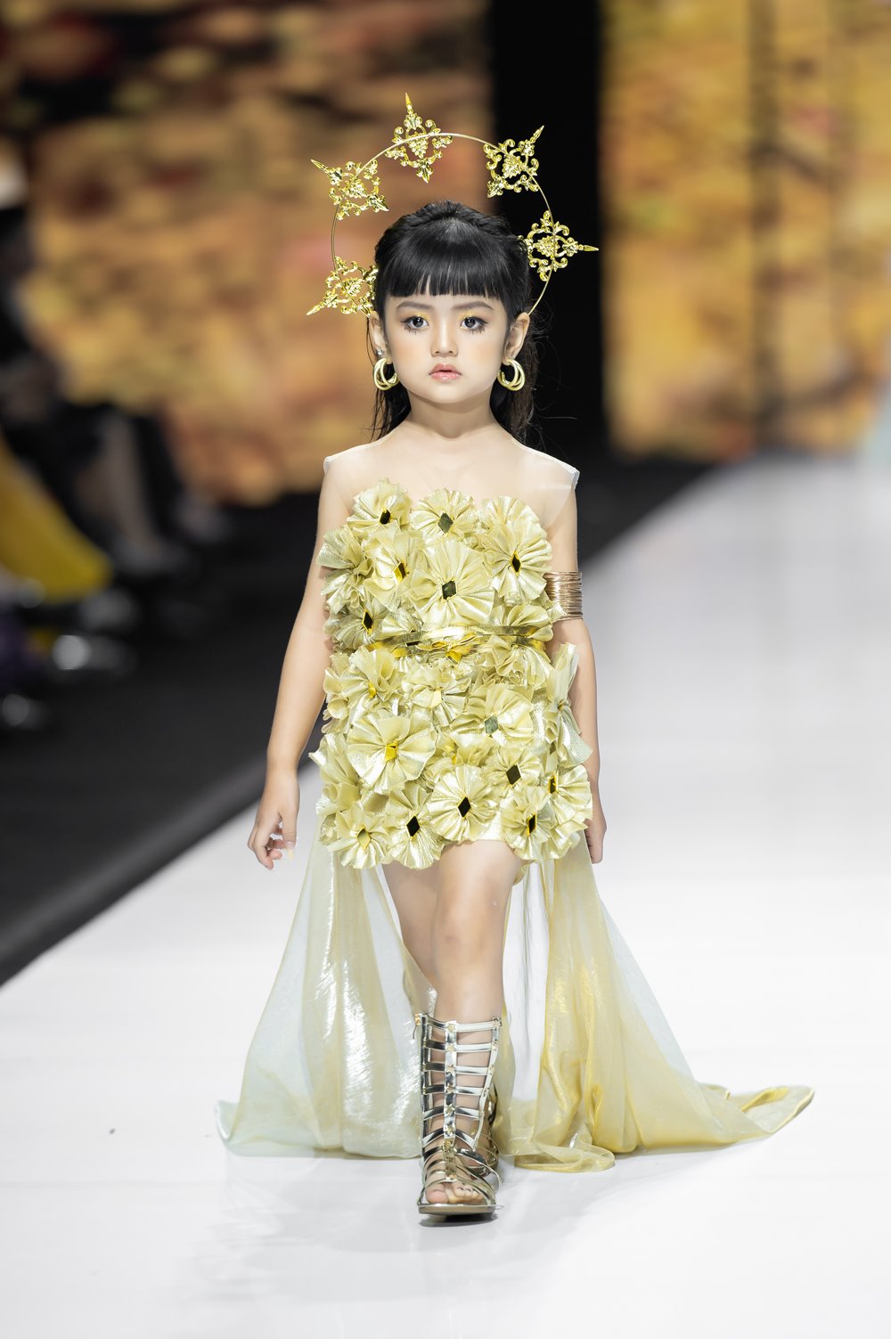 "Children of the Sun"  in the collection of designer Thao Nguyen - 6