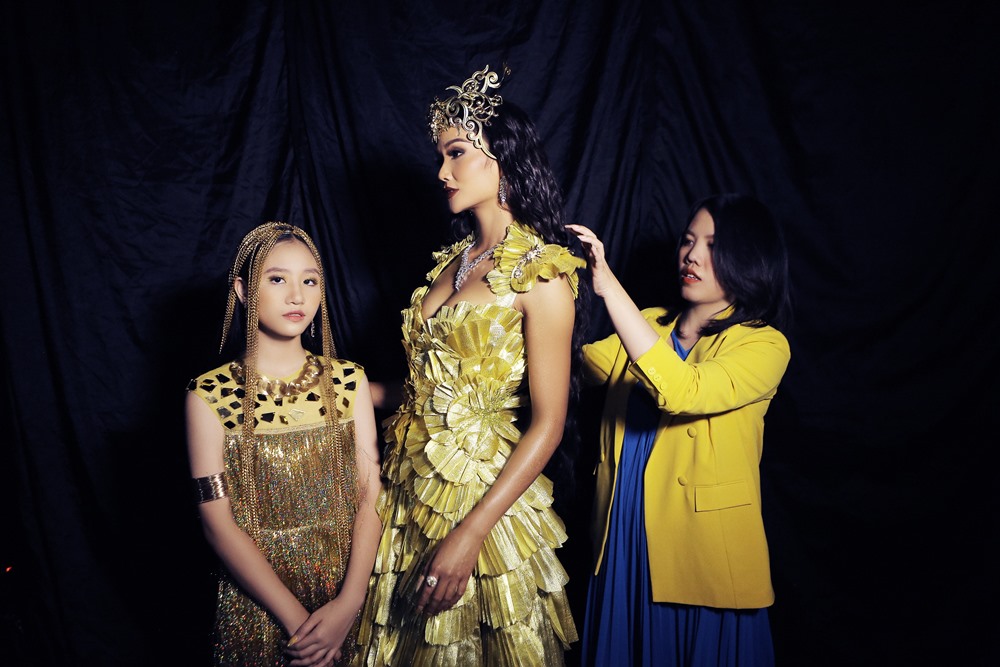 "Children of the Sun"  in the collection of designer Thao Nguyen - 14
