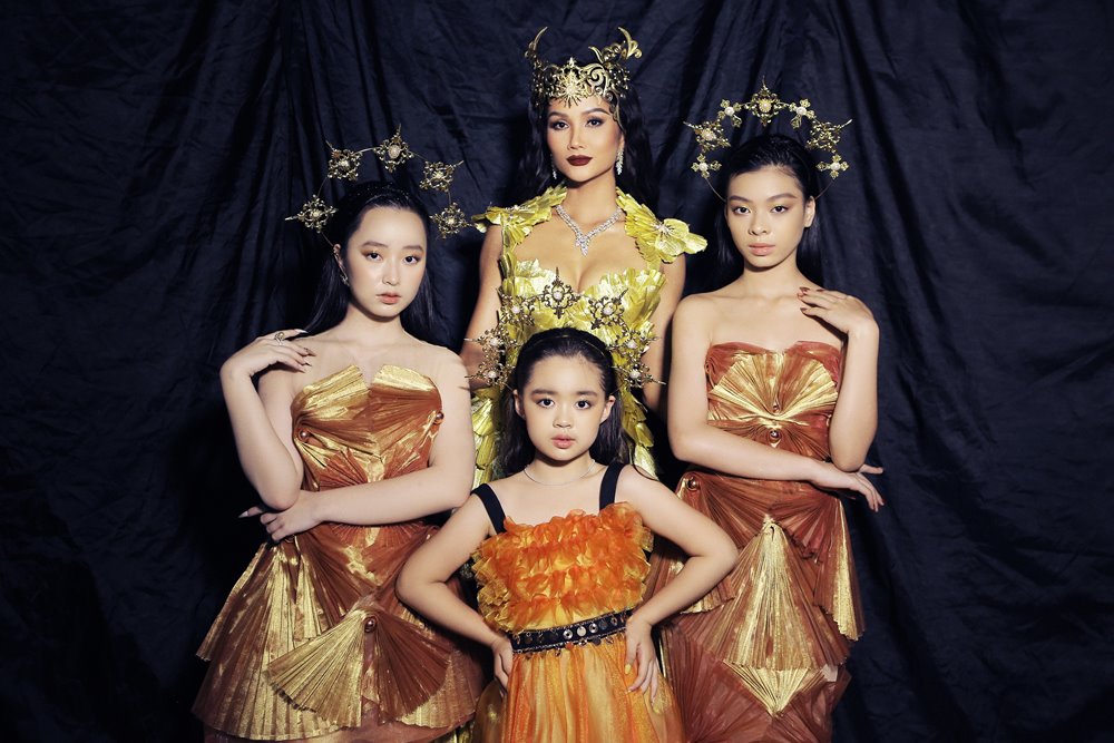 "Children of the Sun"  in the collection of designer Thao Nguyen - 1