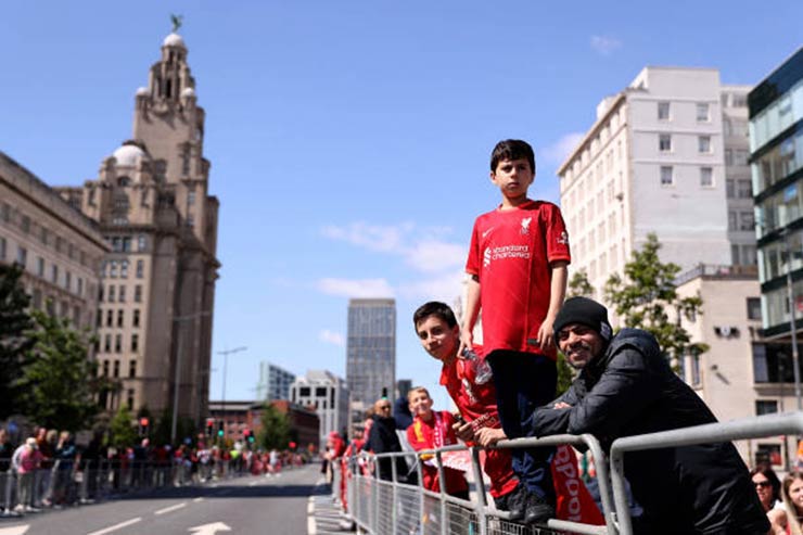 Liverpool who missed the C1 Cup still paraded to celebrate the double title, "dyeed in red"  city ​​- 1
