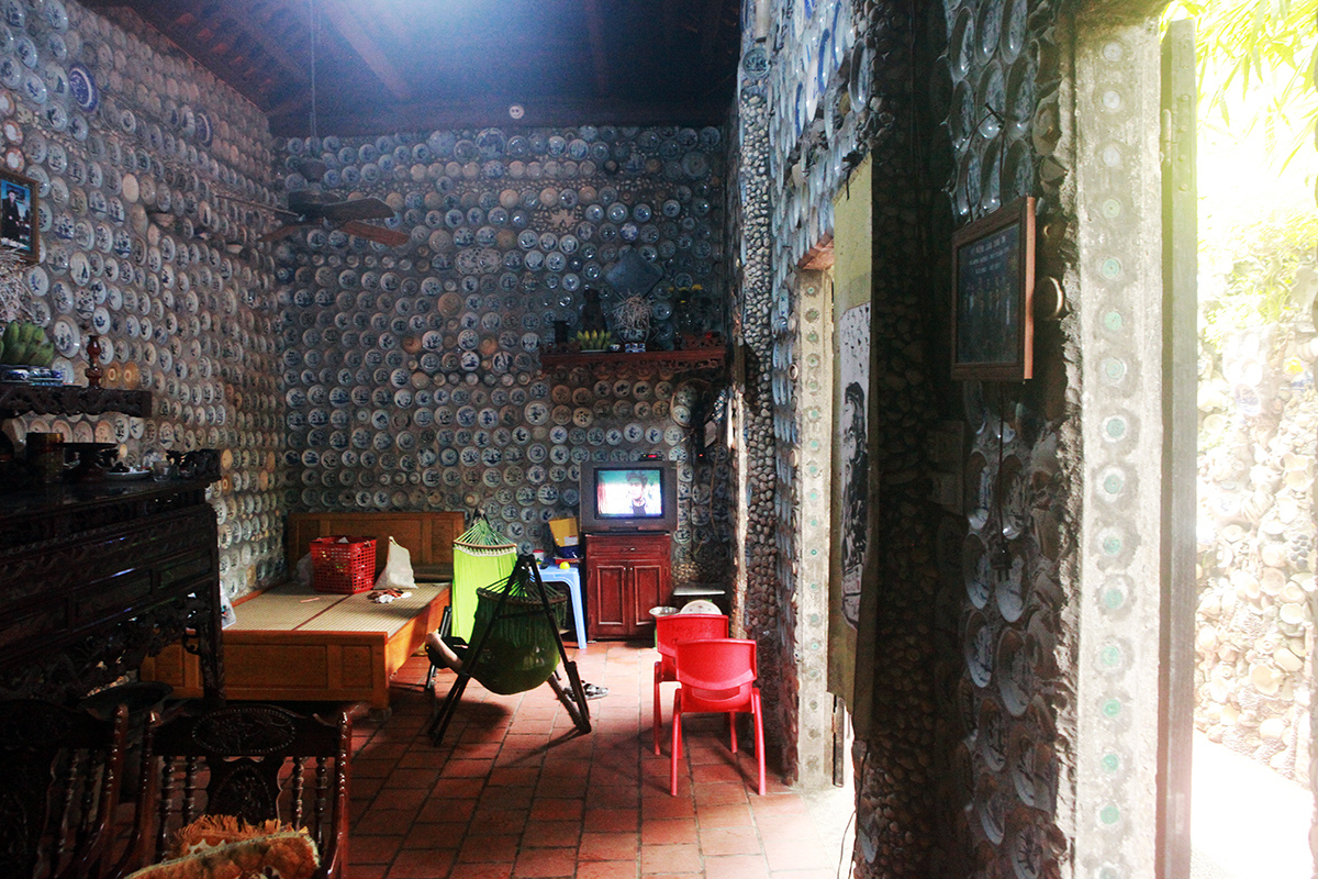 See the collection of thousands of bowls and plates mounted on the wall of a man in Vinh Phuc - 11