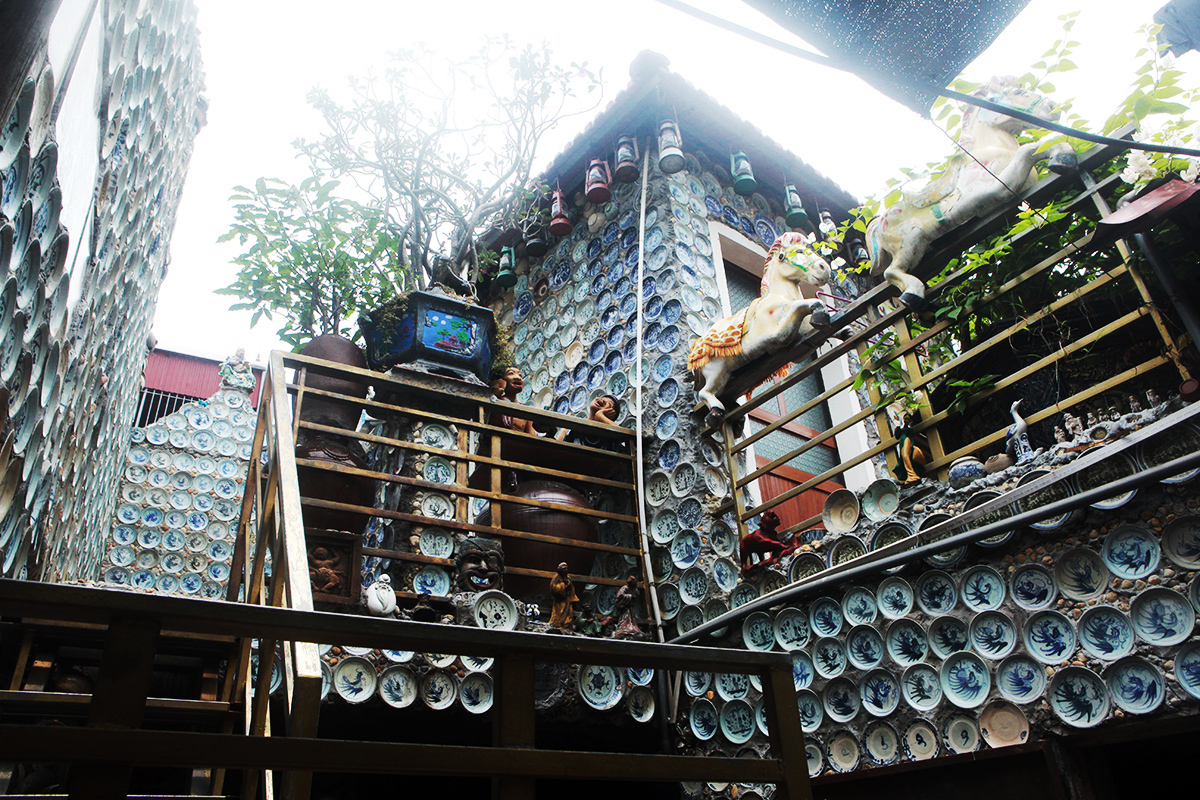 See the collection of thousands of bowls and plates mounted on the wall of a man in Vinh Phuc - 13