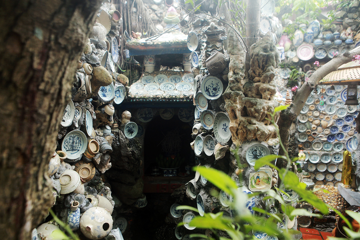 See the collection of thousands of bowls and plates mounted on the wall of a man in Vinh Phuc - 14