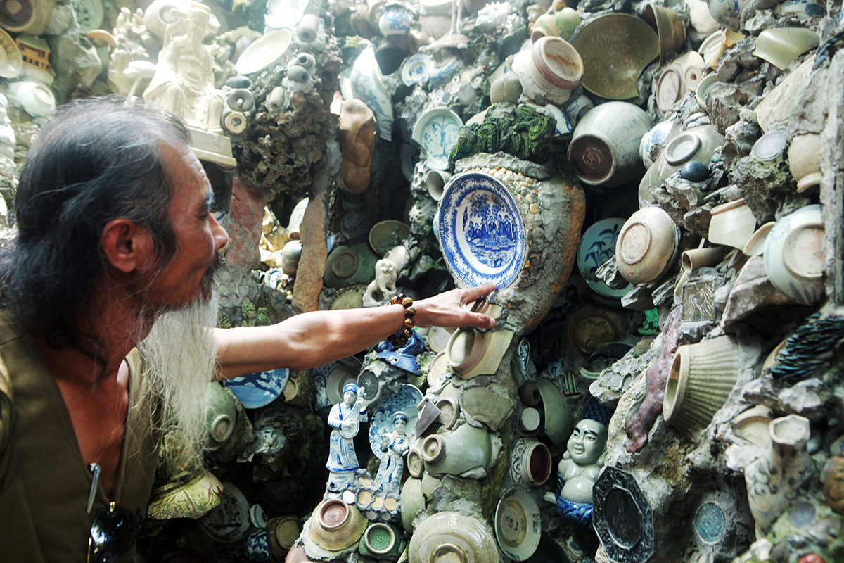 See the collection of thousands of bowls and plates mounted on the wall of a man in Vinh Phuc - 16