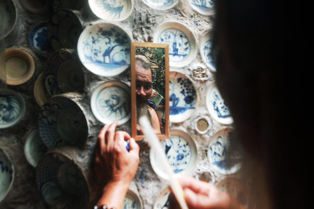 See the collection of thousands of bowls and plates mounted on the wall of a man in Vinh Phuc - 18