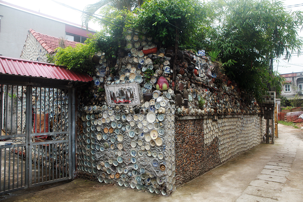 See the collection of thousands of bowls and plates mounted on the wall of a man in Vinh Phuc - 2