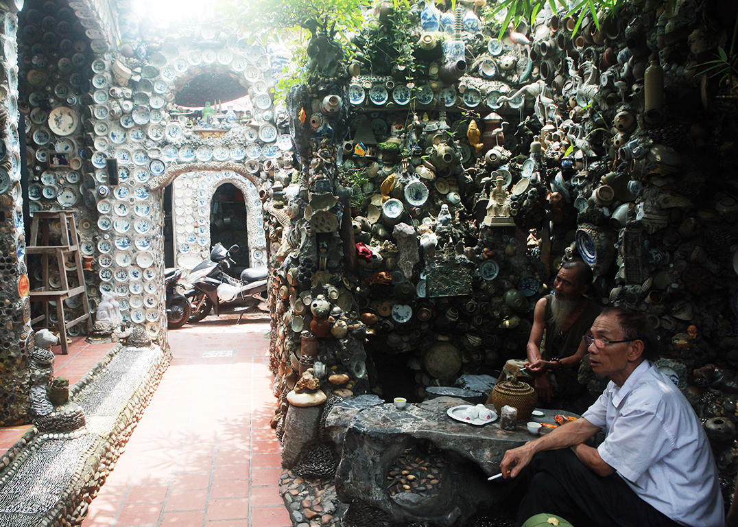 See the collection of thousands of bowls and plates mounted on the wall of a man in Vinh Phuc - 3